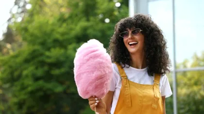 Povestea dulce a vatei de zahăr. Cum un dentist și un producător de bomboane au creat un clasic al bâlciurilor