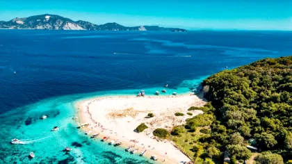 Autoritățile din Grecia interzic șezlongurile și umbrelele pe plaje