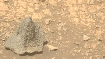 Roverul Perseverance a descoperit o rocă ce seamănă cu o cască medievală pe Marte