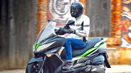 Kawasaki explorează integrarea tehnologiei hibride într-un maxi-scooter, conform unui nou brevet