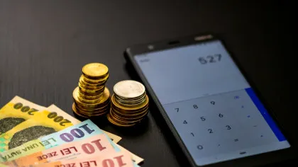 Problemele financiare pot accelera îmbătrânirea creierului, avertizează un studiu