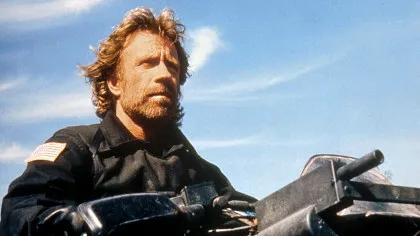 Povestea lui Chuck Norris, omul care a transformat disciplina în legendă