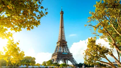 Ce au pățit doi bărbați după ce au sărit cu parașuta de pe Turnul Eiffel?