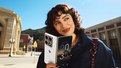 FOTO Motorola a lansat primul său pliabil de tip „fold” / Motorola Razr Fold vine cu un senzor periscopic de 50 MP / Noutățile Motorla anunțate la CES 2026