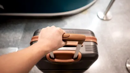 Companiile aeriene înăspresc regulile pentru călătorii cu baterii externe. Ce trebuie să știi?