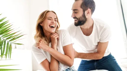 Semne că social media strică relația de cuplu. Cauze, efecte, soluții. Nu lăsa notificările să îți dicteze viața