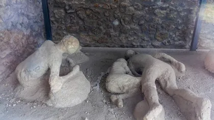 De ce victimele din Pompeii erau îmbrăcate cu haine groase de lână dacă Vezuviul a erupt în luna august?