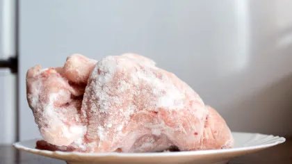 Cum decongelezi alimentele corect? 3 metode confirmate științific!