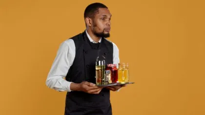 BANCUL ZILEI. Într-un restaurant select, un muzician se apropie de masa lui Bulă