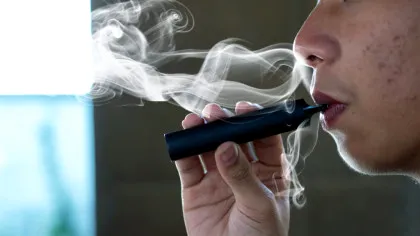 Țigările electronice pot duce la apariția cancerului, avertizează oamenii de știință