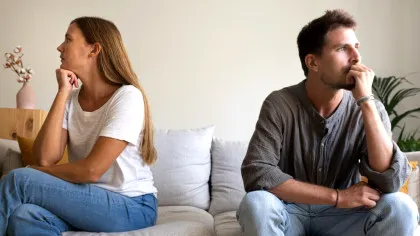 Trădarea într-o relație poate declanșa reacții similare celor asociate traumei psihologice. Psihologia explică de ce este atât de greu să pleci