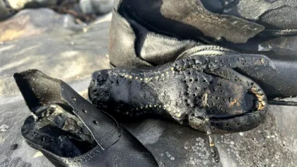 Sute de pantofi din piele neagră, din secolul al XIX-lea, au ajuns în mod misterios pe o plajă