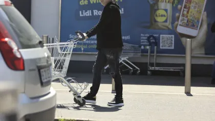 Milionarul și-a făcut cumpărăturile la LIDL. I-a lăsat mască pe angajați: cu ce și-a umplut căruciorul