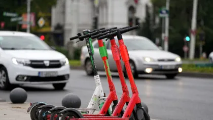 O femeie care tăia frânele unei trotinete electrice, prinsă de jandarmi în centrul Bucureștiului
