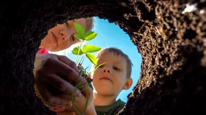 Ceva minunat se întâmplă în creierul mamelor și al copiilor atunci când se joacă împreună