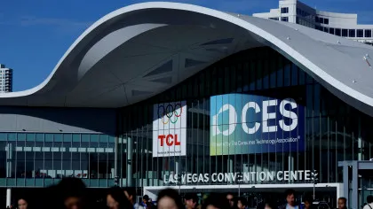 FOTO Cum arată prima zi de lansări de la CES / Noul pliabil Samsung, televizoare LG și un controler pentru pasionații de jocuri cu mașini