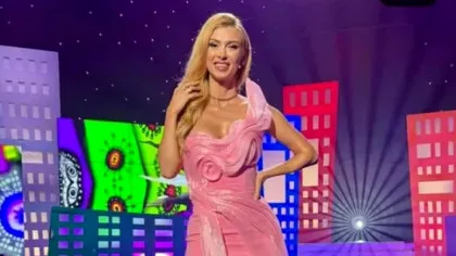 FOTO. Andreea Bălan, apariție într-o fustă foarte scurtă la TVR