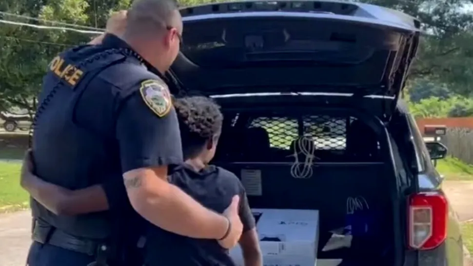 Un polițist i-a dăruit unui copil, pe care a fost chemat să îl ia, o consolă PS5