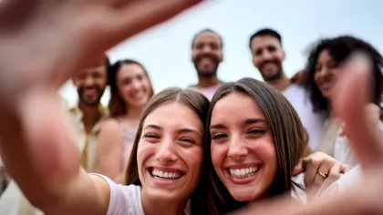 Cum a devenit feminismul atât de divizat? Femeile încearcă să reconstruiască alianțele