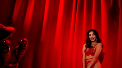 BANCUL ZILEI. – Băi, golane, am auzit că ai poze indecente cu fiică-mea!