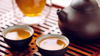 Ce înseamnă cu adevărat să bei ceai în China și de ce două degete bătute în masă spun mai mult decât orice cuvânt
