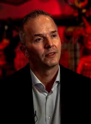 Fostul manager al seriei Assassin’s Creed dă in judecată Ubisoft