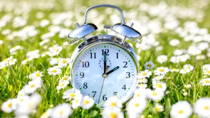 De ce dormim mai mult iarna și mai puțin vara: ce spun cercetările despre somnul sezonier