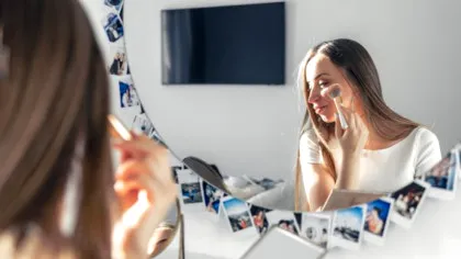 BANCUL ZILEI. Bulă o vede pe maică-sa dezbrăcată în fața oglinzii spunând: – Vreau un bărbat!