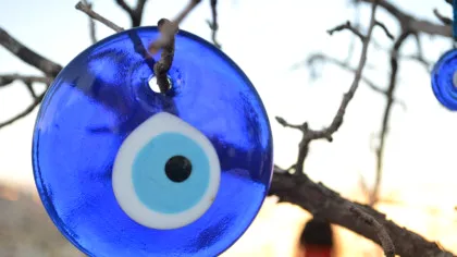 De la ochiul albastru la inimile sacre: de ce oamenii poartă talismane ale norocului peste tot în lume