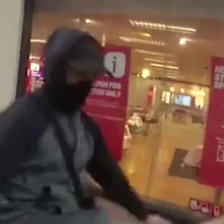 Bărbat căutat de poliție, prins după ce a ieșit din ascunzătoare pentru a cumpăra Call of Duty