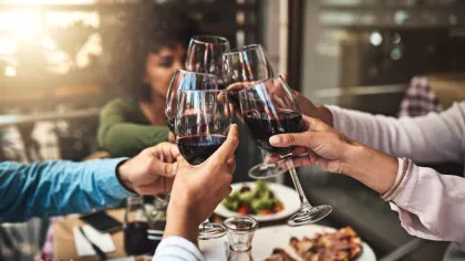 Mitul consumului moderat de alcool tocmai a fost demontat: Chiar și două băuturi pe zi pot fi mai riscante decât se credea