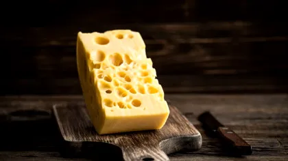 Test de cultură generală. De ce brânza elvețiană are găuri?