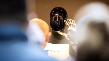 Elon Musk susține că roboții Optimus ar putea avea grijă de copii, animale de companie și persoane în vârstă