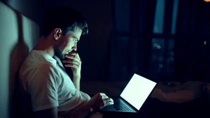 „Bedtime stacking”, trendul de pe TikTok care transformă patul într-un birou. De ce specialiștii nu îl recomandă