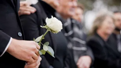 BANCUL ZILEI. Preotul din cimitir: – Vrea cineva să spună ceva? BULĂ: - Vând...