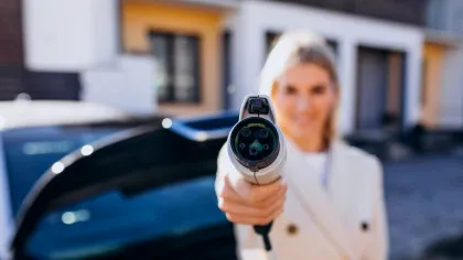 Mașini electrice vs hibride: Care sunt diferențele reale și cum influențează decizia de cumpărare? (P)