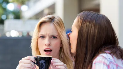 Bârfa pare inofensivă, dar psihologii avertizează: vorbitul negativ despre alții crește stresul și afectează relațiile