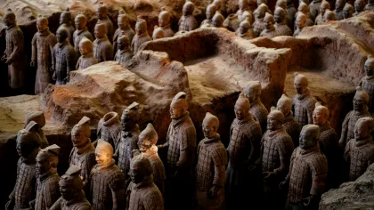 Doi soldați din celebra Armată de Teracotă a Chinei au fost „împinși și trași” de un turist