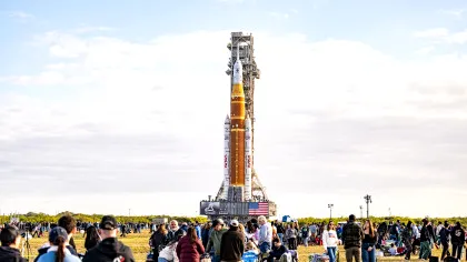 NASA transportă racheta gigantică SLS spre rampa de lansare, înainte de misiunea Artemis II