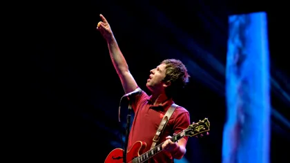O chitară electrică Gibson a lui Noel Gallagher de la Oasis, vândută la licitație