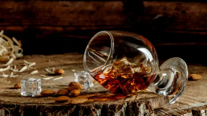 Oamenii consumă mai puțin alcool. De ce se produce această schimbare?