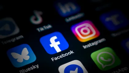 Iluzia conectării: ce ascunde lumea Facebook și cum ne aduce declinul emoțional