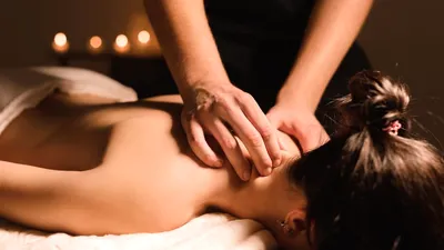 Maseur, acuzat că se juca pe telefon în timp ce masa cliente