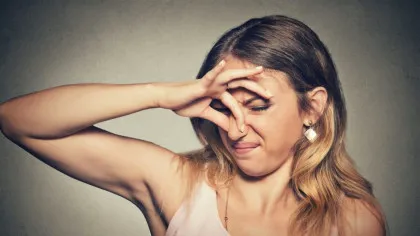 Bromhidroza, afecțiunea care poate transforma mirosul corporal într-o adevărată problemă socială