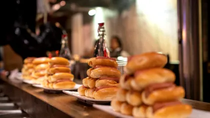 Câți hotdogi a mâncat câștigătorul unui concurs gastronomic din New York?