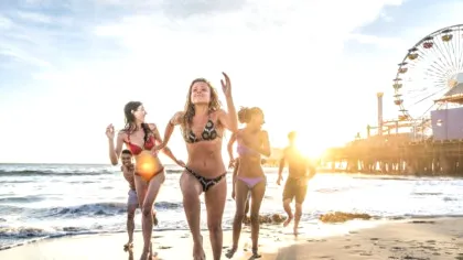 BANCUL ZILEI. Bulă şi Bubulina stăteau la plajă: - Să nu te zgâieşti la gagici