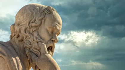 Paradoxul lui Socrate: de ce „dialogul cu sine” ne protejează de manipulare?