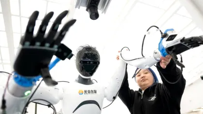 VIDEO „Școala” de roboți umanoizi din China: Un laborator din Wuhan „antrenează” roboții să îndeplinească sarcini cotidiene