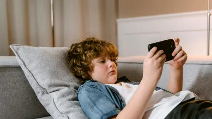 De ce utilizarea telefonului în primele ore ale dimineții se dovedește mai dăunătoare decât credem? Explicațiile unui medic