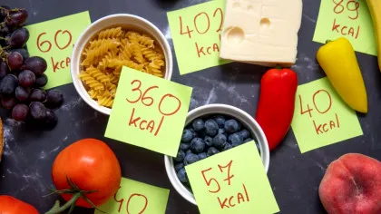 Nu doar caloriile contează: cum influențează ora mesei și ritmul în care mâncăm greutatea corporală